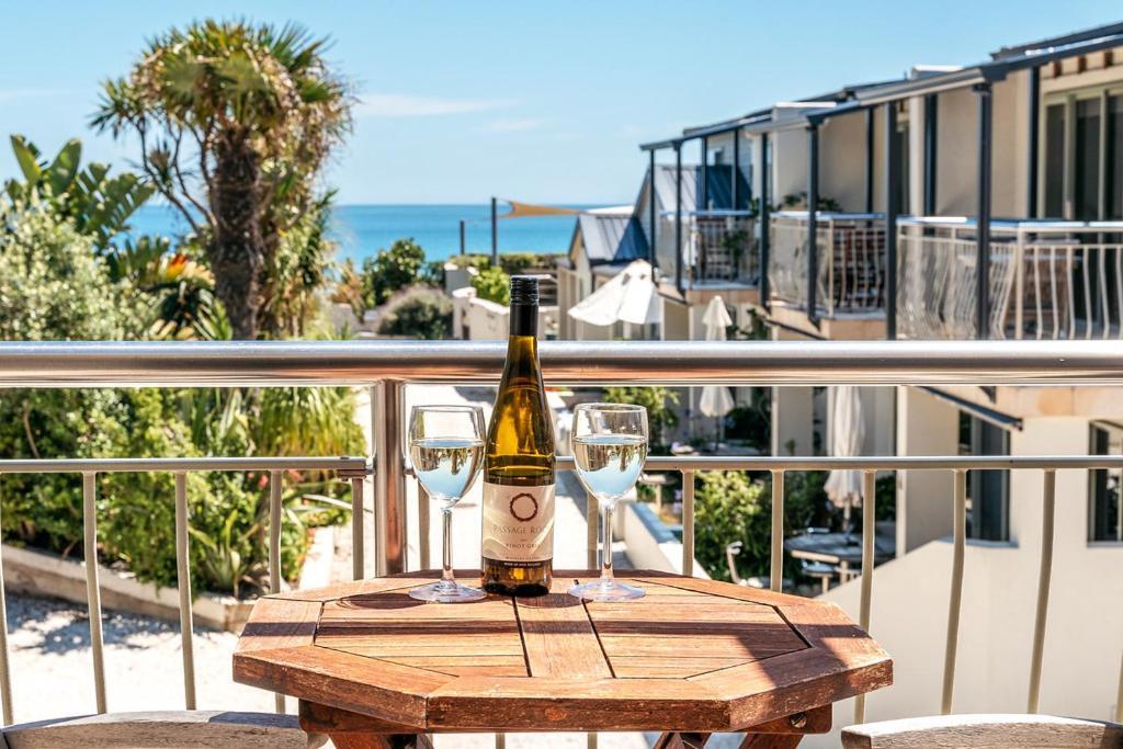 Onetangi Beach Apartments Esterno foto