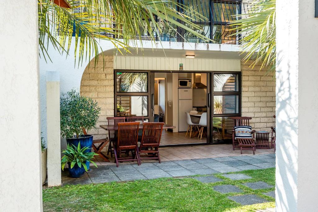 Onetangi Beach Apartments Esterno foto
