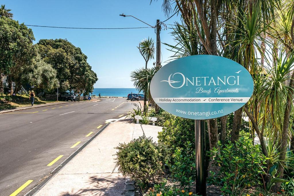Onetangi Beach Apartments Esterno foto