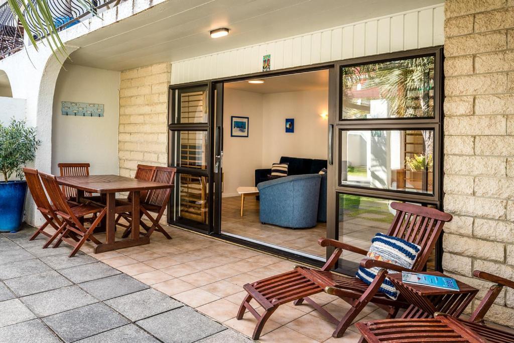 Onetangi Beach Apartments Esterno foto
