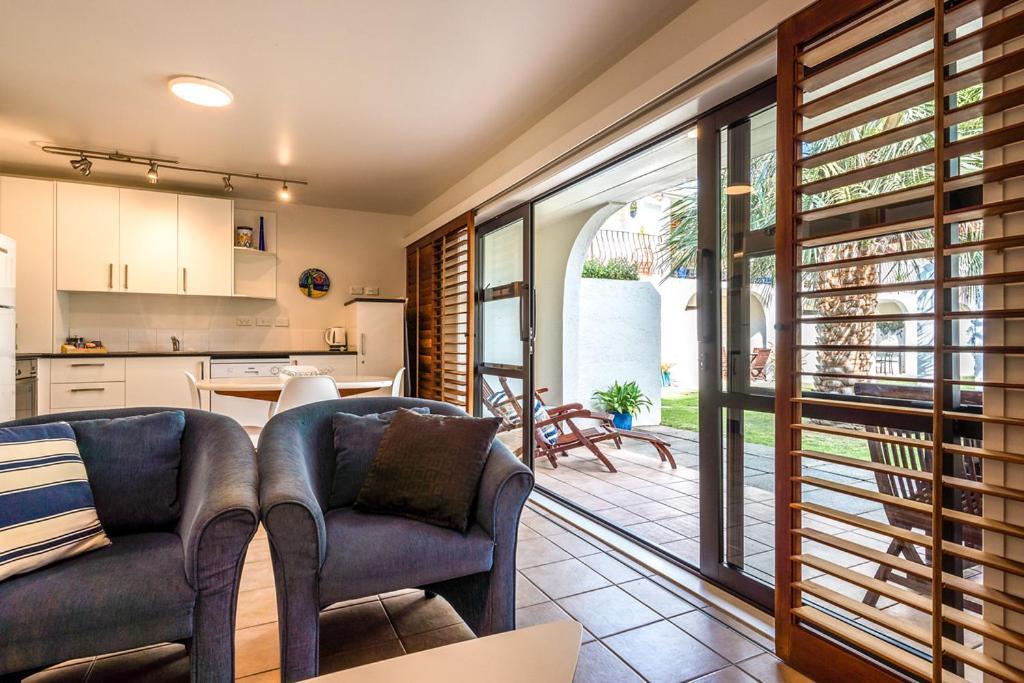 Onetangi Beach Apartments Esterno foto