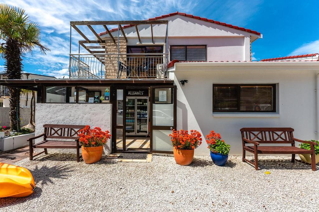 Onetangi Beach Apartments Esterno foto