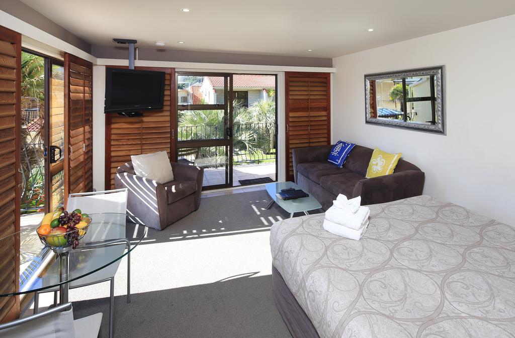 Onetangi Beach Apartments Esterno foto